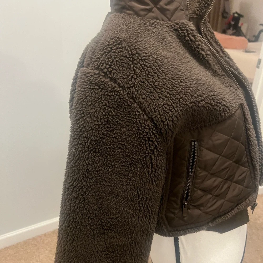 Sherpa Edge Bomber
Alo   Xsmall. NWOT. - Picture 11 of 14